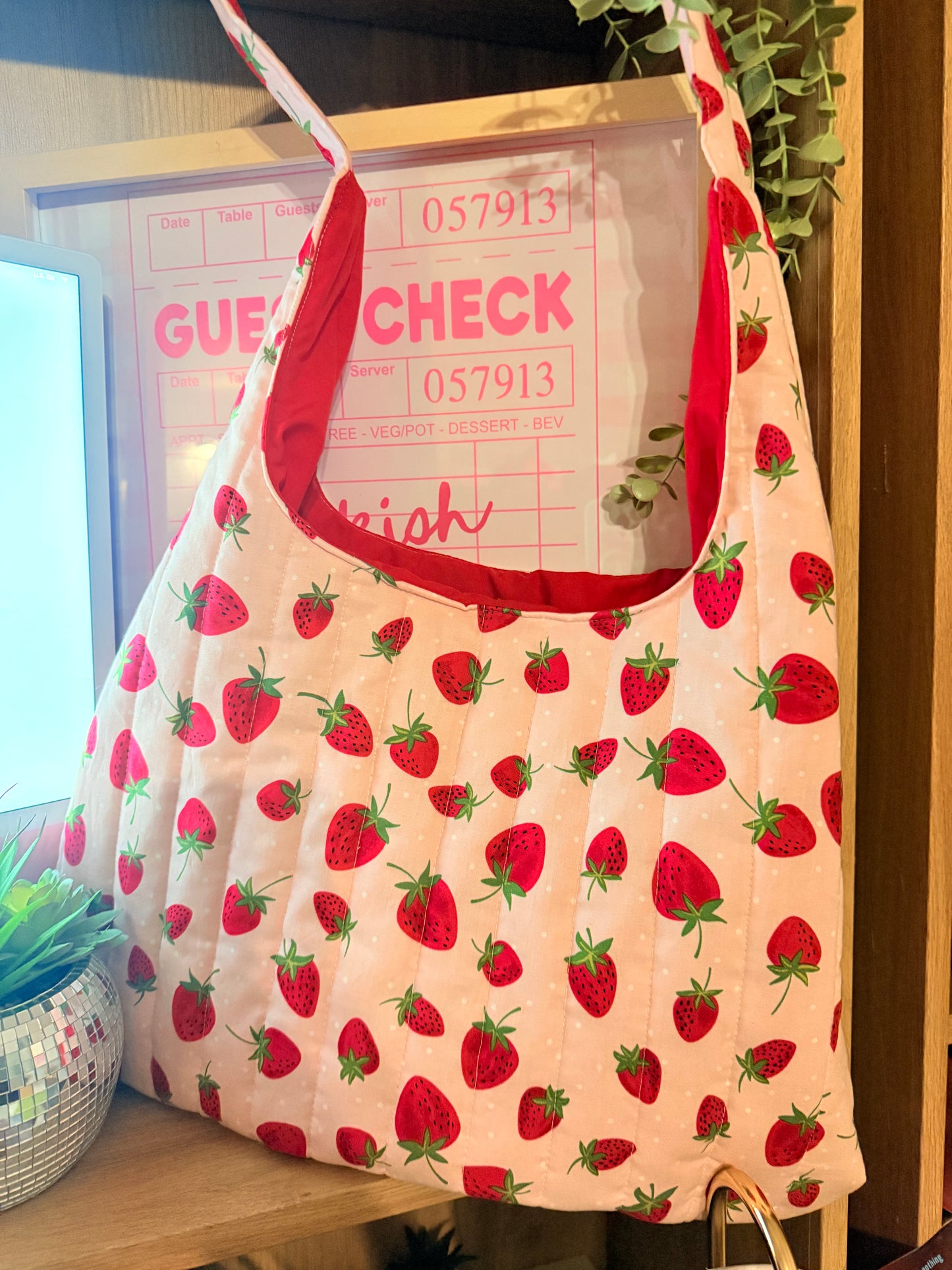 STRAWBERRY MEDIUM TOTE