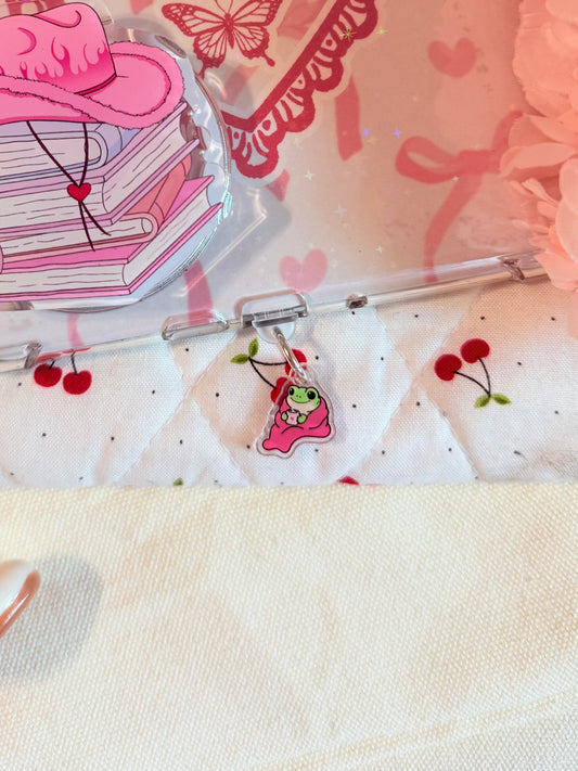 COZY FROGGY KINDLE CHARM (TYPE C)