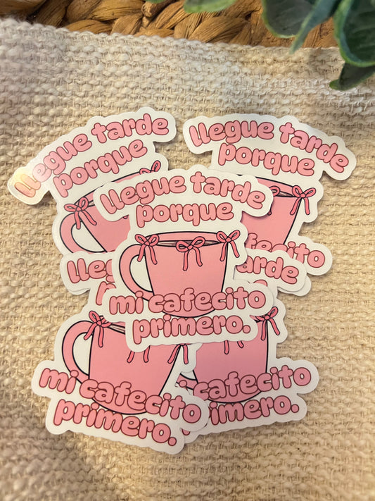 LLEGUE TARDE PORQUE MI CAFECITO PRIMERO STICKER