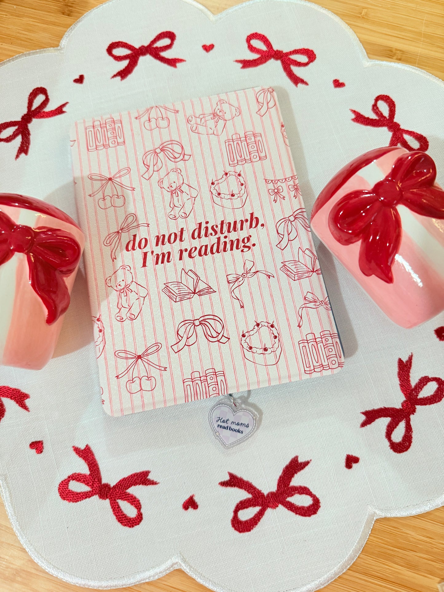 HOT MOMS READ KINDLE CHARM (TYPE C)