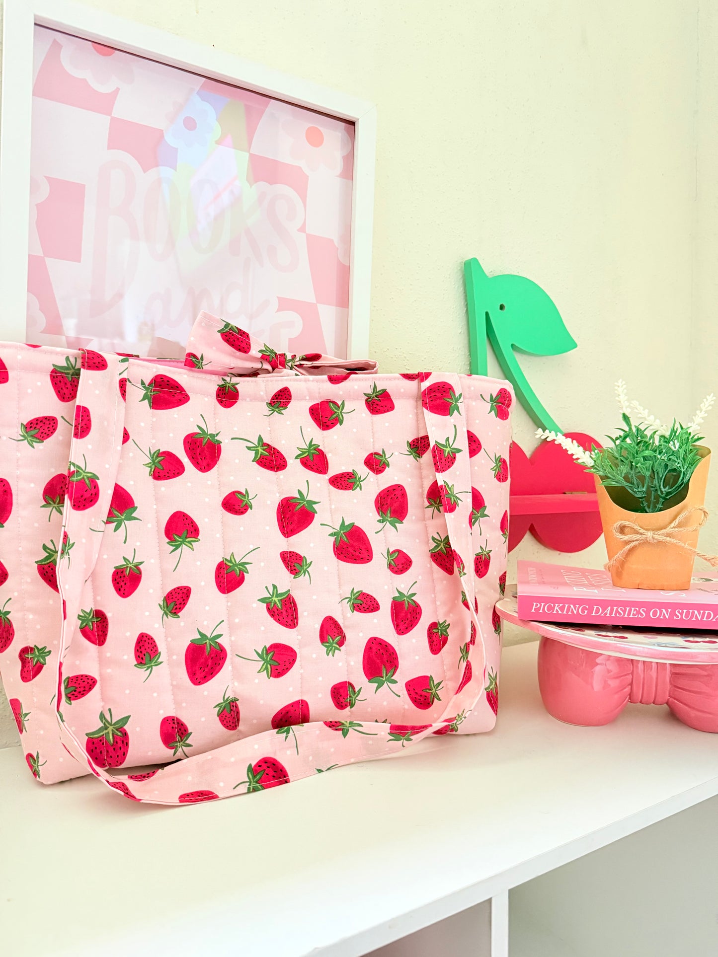 STRAWBERRY XL TOTE