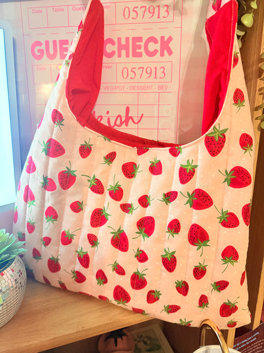 STRAWBERRY MEDIUM TOTE